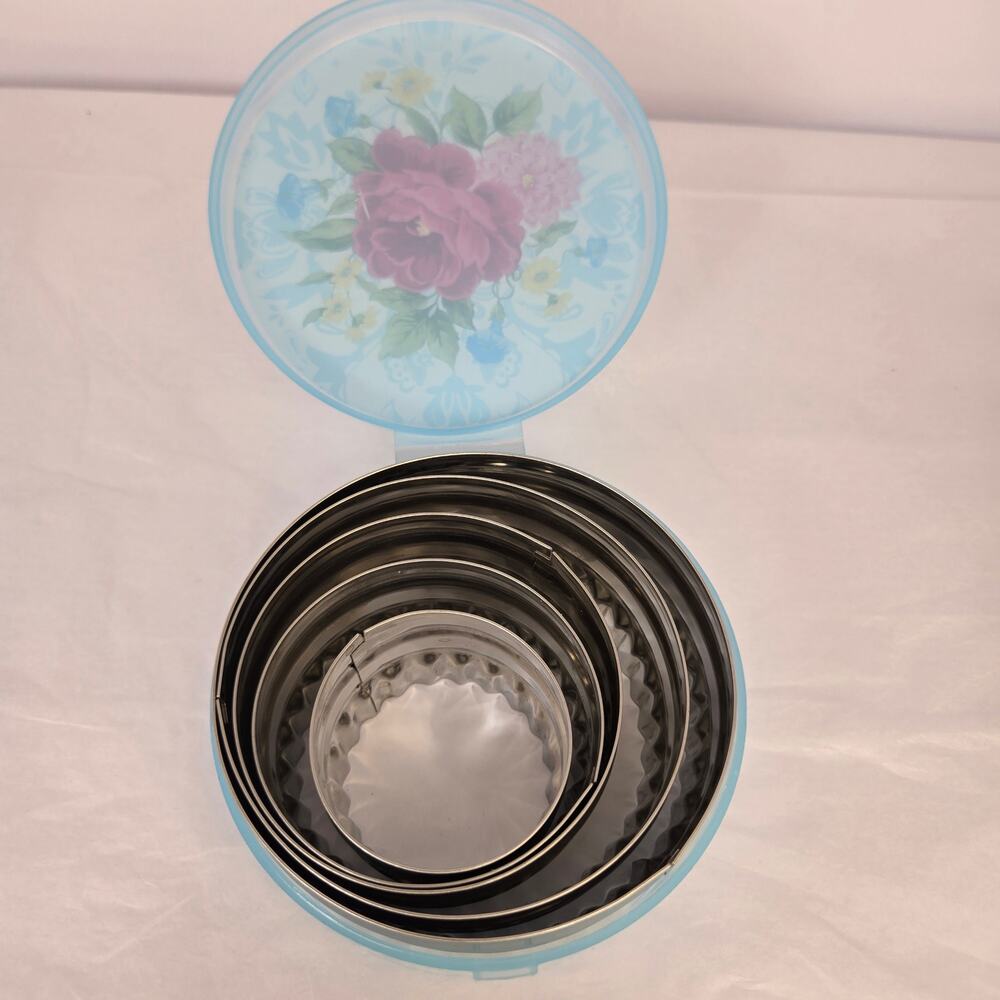 The Pioneer Woman Sweet Rose 6-Piece Biscuit Cutters with Storage Container.